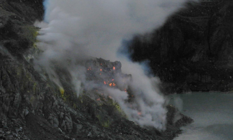 Poas hot spot from rim